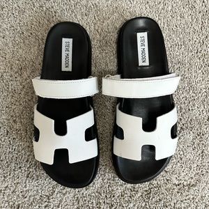 🖤 Current Season 🖤 MAYVEN WHITE/BLACK Steve Madden Sandal - Like New